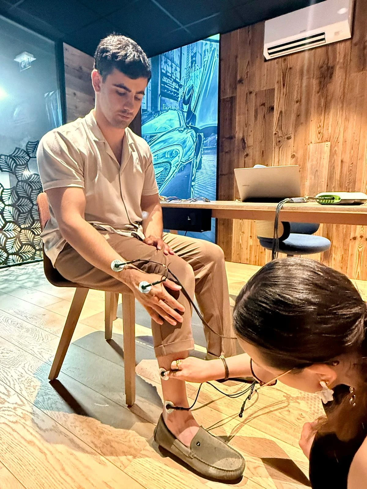 Mesure d'impédancemétrie en position assise avec électrodes sur les jambes — cabinet Décines de Tiffanie Trémeau, diététicienne nutritionniste